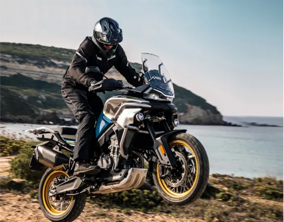 Onde fica o tanque de combustível sobressalente para motocicletas?